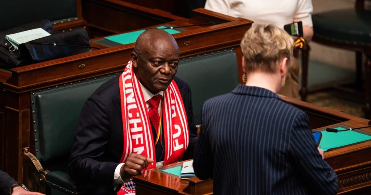 Ο Πιέρ Κομπανί με κασκόλ Μπάγερν στη Βουλή