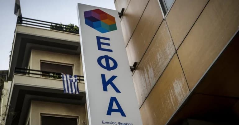 Εμπρηστική επίθεση στα γραφεία ΕΦΚΑ στην Καλλιθέα