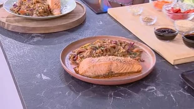 Ο σολομός με noodles και λαχανικά από τον Σκαρμούτσο