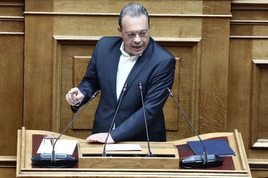 Ο Φάμελλος συναντά αλιείς και κατηγορεί την κυβέρνηση