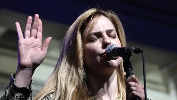 Η αντιπολεμική συναυλία στα Προπύλαια για τη Γάζα