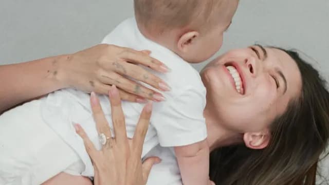 Η Hailey Bieber και η δυσκολία με τα παιδικά ρούχα του Jack