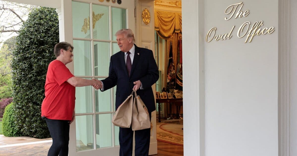 Τραμπ: Το σόου με το fast food και τα 100 δολάρια στον Λευκό Οίκο