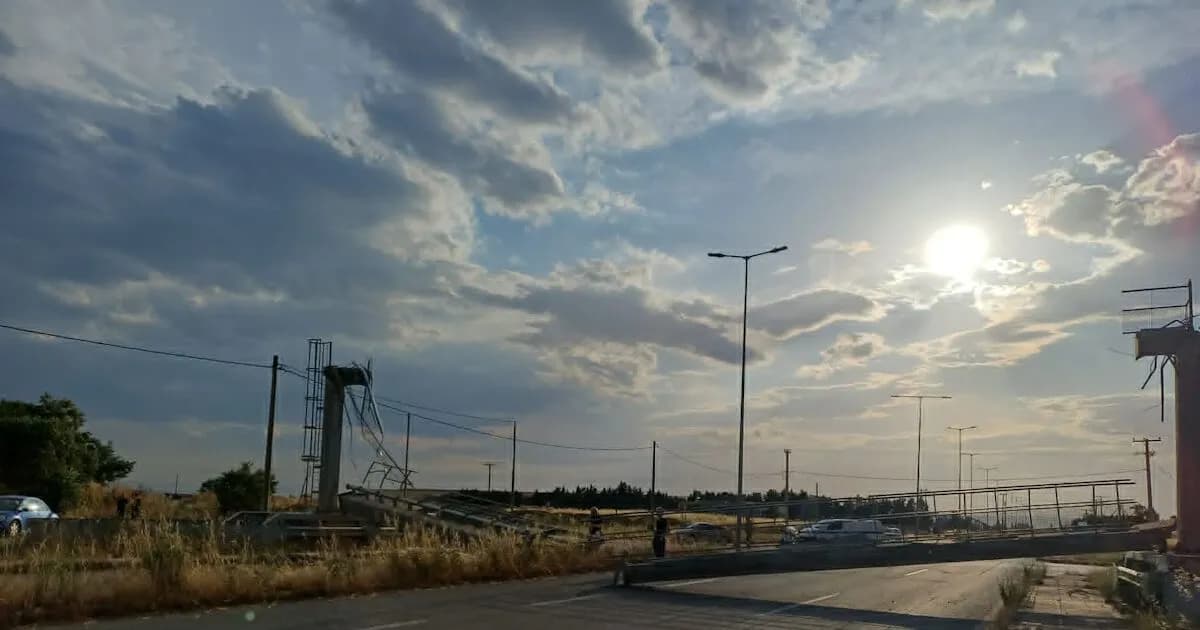 Φορτηγό ξήλωσε γέφυρα στη Λάρισα και έπεσε σε μάντρα