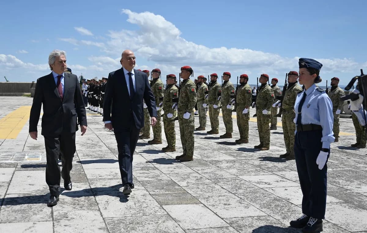 Ο Δένδιας εξετάζει αγορά αεροσκαφών C-390 από Πορτογαλία