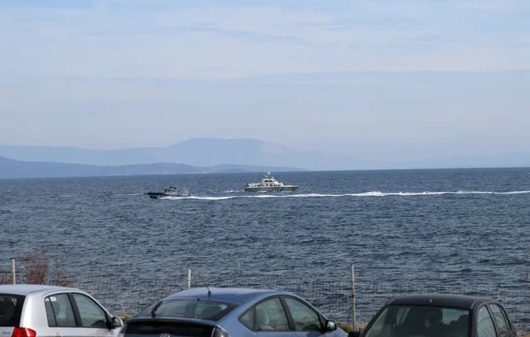 Καταδίωξη ταχυπλόου στη Σάμο: Σύλληψη διακινητή και 14 μετανάστες