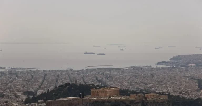Ο καιρός παραμένει άστατος με βροχές και υποχώρηση της αφρικανικής σκόνης