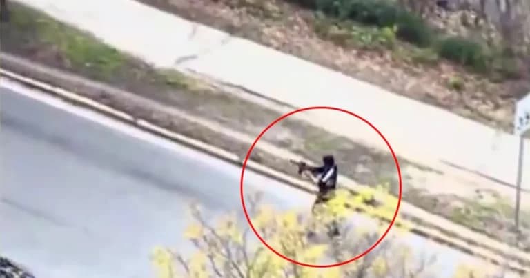Ο Τάιλερ Μπράουν άνοιξε πυρ σε δρόμο της Μασαχουσέτης