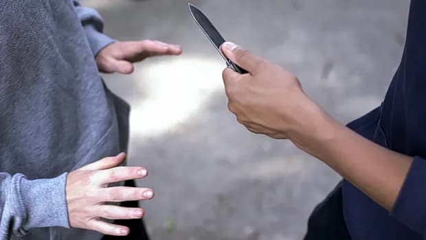 Μαχαίρωσαν 15χρονο στον Νέο Κόσμο – Άφαντοι οι δράστες
