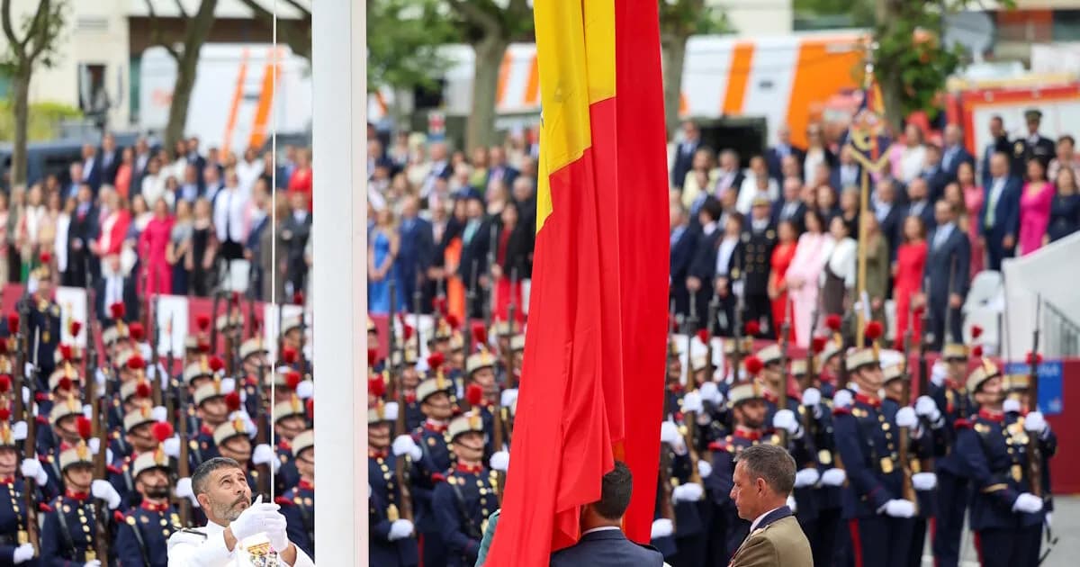 Η ισπανική σημαία έπεσε στην παρέλαση μπροστά στον Φελίπε