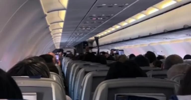 Ο πιλότος της Aegean που συγκίνησε με την τελευταία πτήση