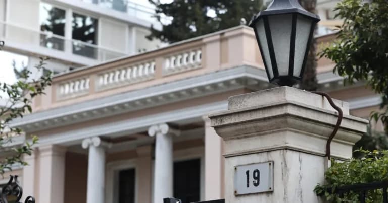 Δημοσκοπήσεις: Η ΝΔ πέφτει αλλά παραμένει πρώτη δύναμη