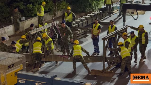 Οι Ένοπλες Δυνάμεις έστησαν πεζογέφυρα στον Κηφισό