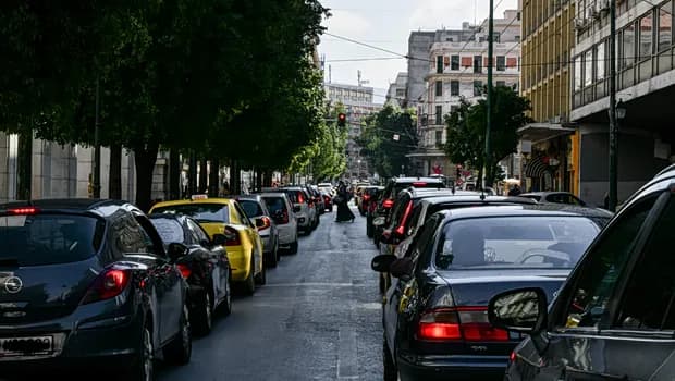 Τροχαίο στη Λεωφόρο Αμφιθέας: Μπετονιέρα σε κολώνα