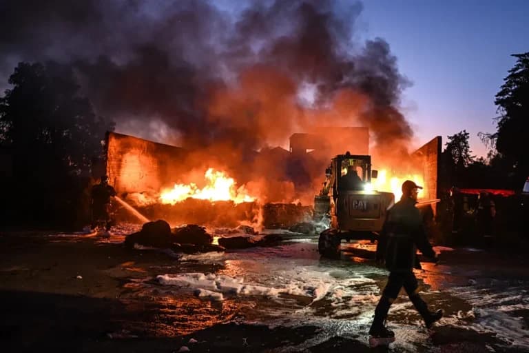 Φωτιά στην πρώην Pirelli στη Λεύκα Πάτρας