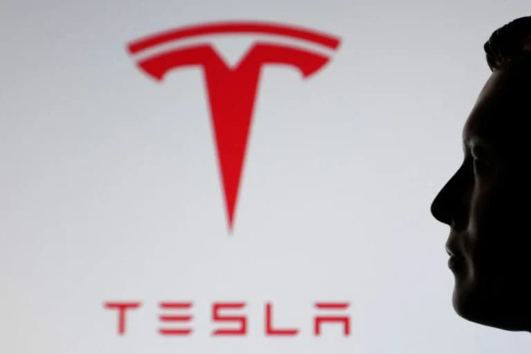 Το Tesla Cybercab βγαίνει μόνο του από το εργοστάσιο