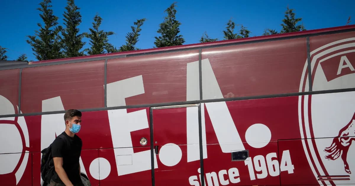 Τροχαίο με το πούλμαν της ΑΕΛ Novibet στα Καμένα Βούρλα