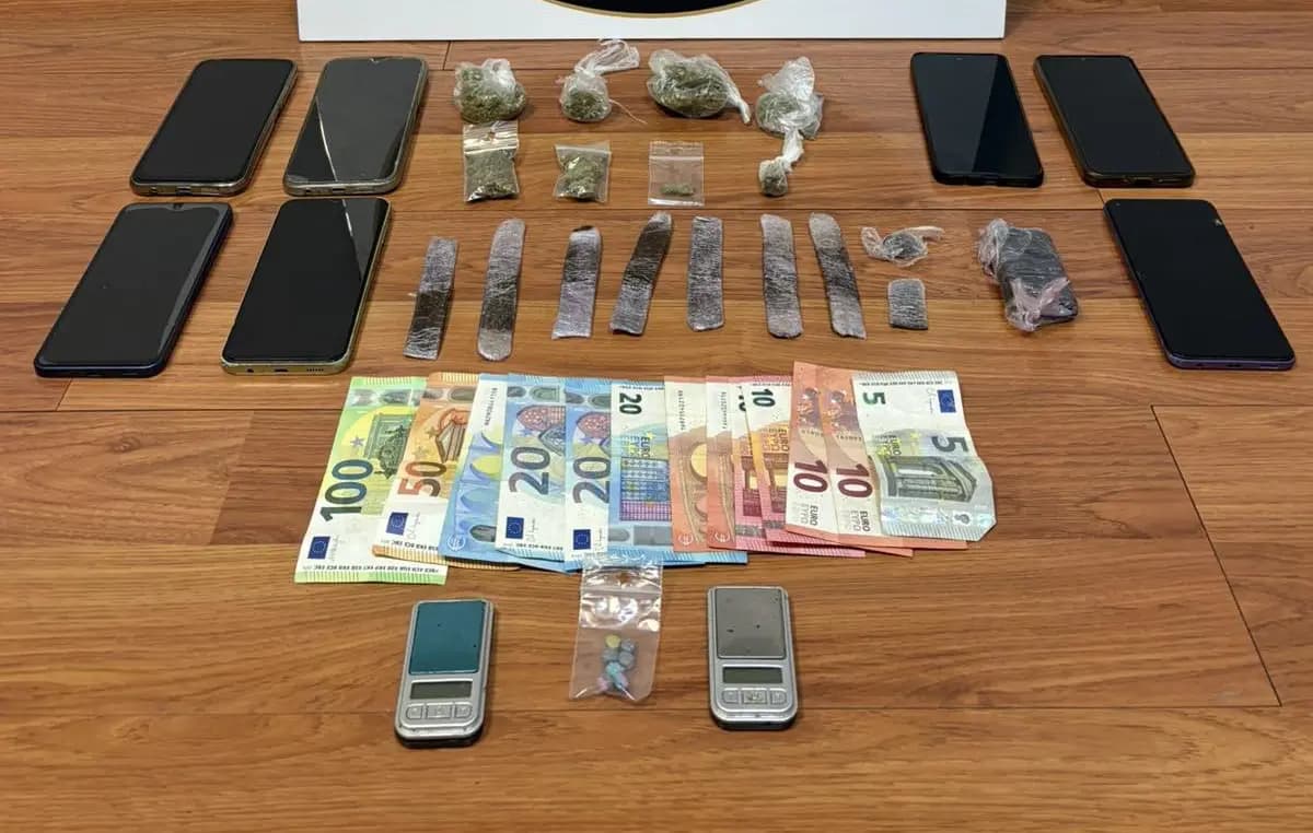 Συλλήψεις στα Εξάρχεια για διακίνηση ναρκωτικών στον Λόφο Στρέφη
