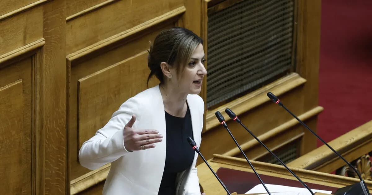 Η Αγαπηδάκη λιποθύμησε στη Βουλή – Μεταφέρθηκε με ΕΚΑΒ