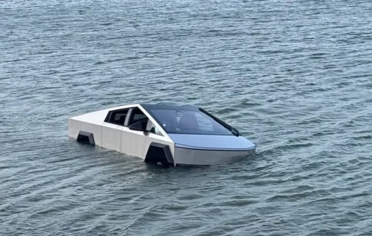 Ο οδηγός έριξε το Tesla Cybertruck στη λίμνη για το Wade Mode