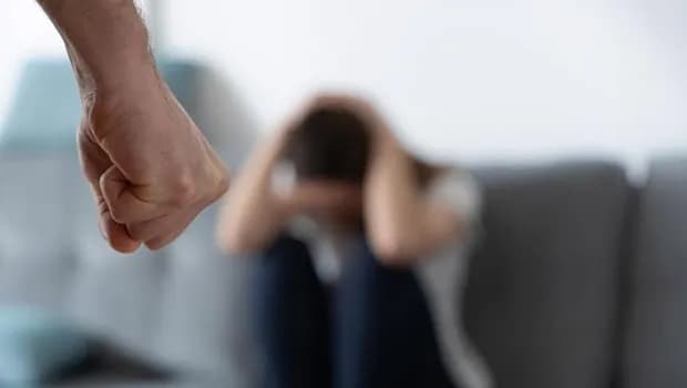 Αστυνομικοί στην Πάτρα έσπασαν πόρτα για να σώσουν γυναίκα