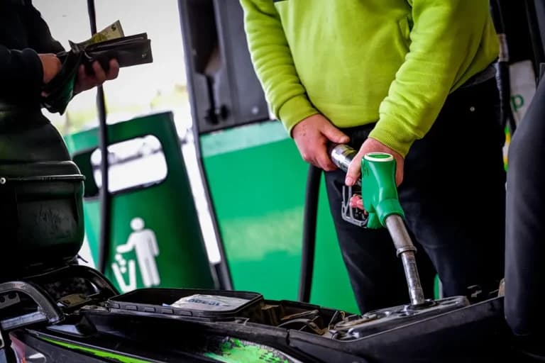 Η βενζίνη «καίει» τα νησιά – Έως 20 λεπτά πιο ακριβή