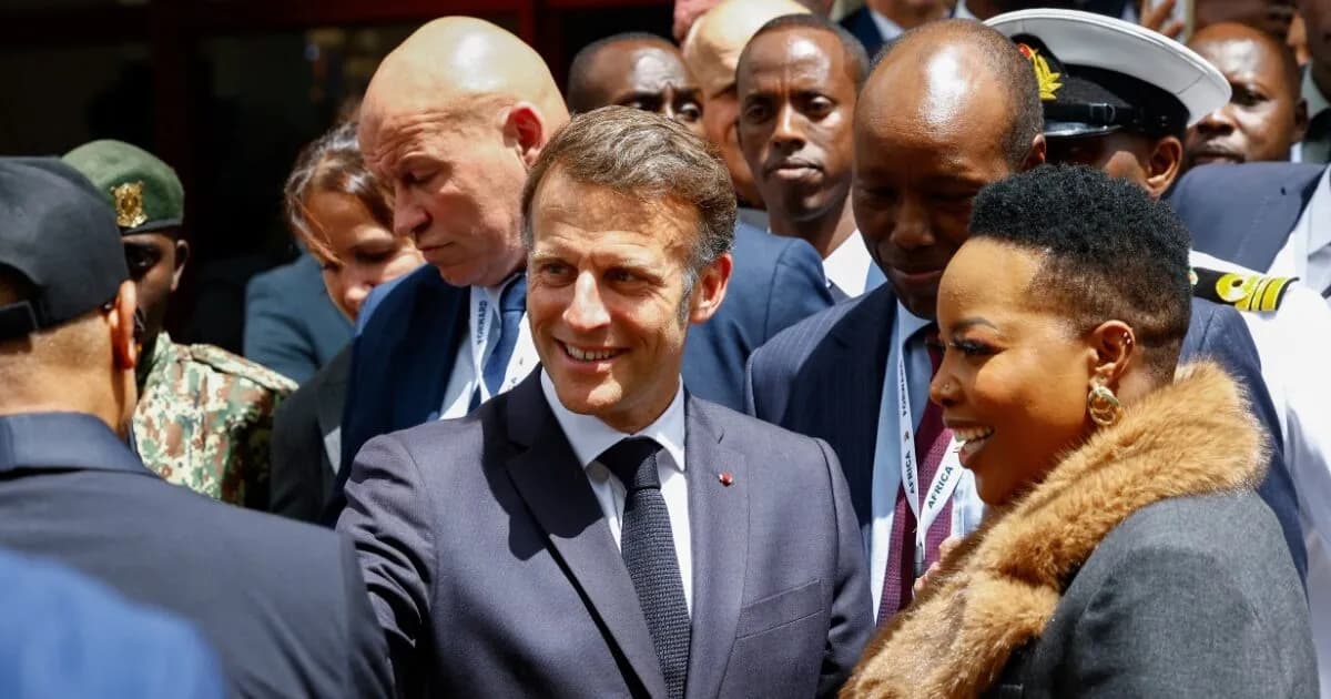 Ο Μακρόν επέπληξε το κοινό στη Σύνοδο Africa Forward