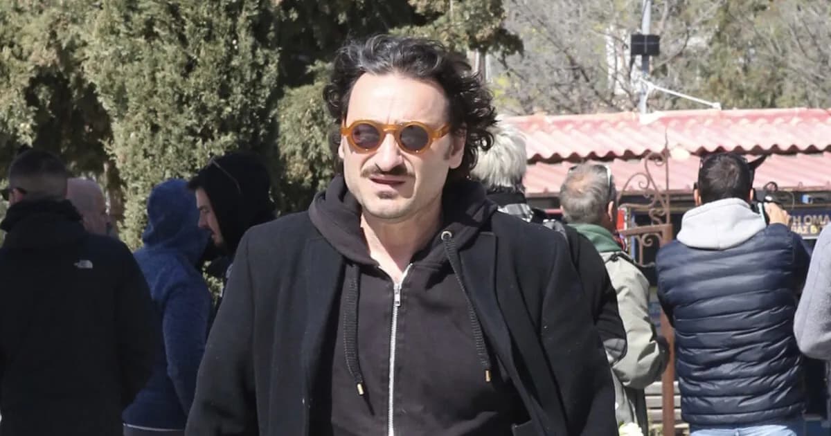Ο Βασίλης Χαραλαμπόπουλος αποχαιρετά τον πατέρα του