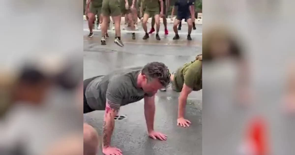 Ο Πιτ Χέγκσεθ κάνει push ups με στρατιώτες στο USS Boxer