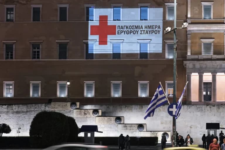 Το Κοινοβούλιο φωταγωγήθηκε για την Παγκόσμια Ημέρα Ερυθρού Σταυρού