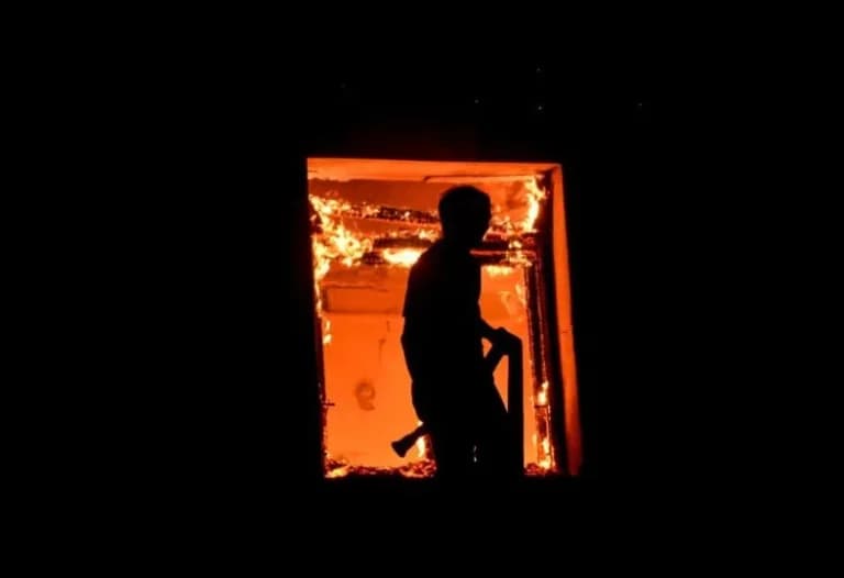 Φωτιά στο Ωραιόκαστρο: Αστυνομικοί έσωσαν μητέρα και τρία παιδιά
