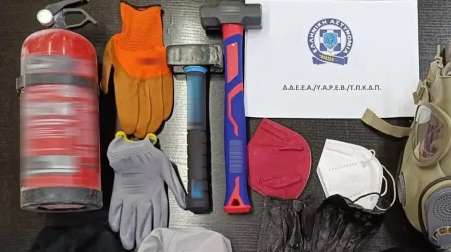 Σύλληψη τριών γυναικών για βανδαλισμό του Εφετείου