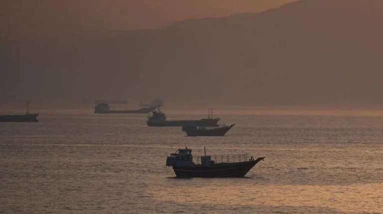 Το Ιράν απειλεί τα Στενά του Ορμούζ εν μέσω αδιεξόδου