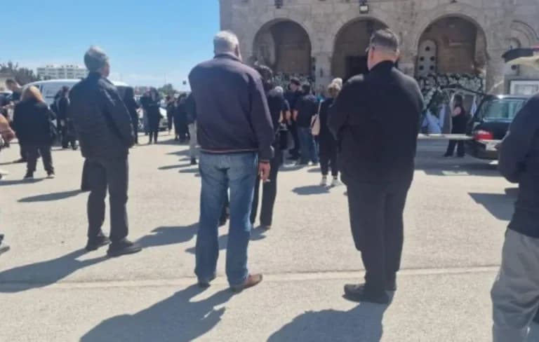 Θρήνος στη Ρόδο για τη μητέρα και την κόρη που σκοτώθηκαν σε τροχαίο
