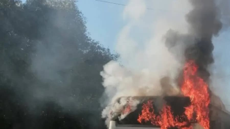 Λεωφορείο Β12 τυλίχθηκε στις φλόγες στο Ίλιον — 15 επιβάτες σώοι