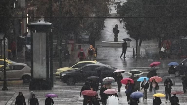 Η Πρωτομαγιά φέρνει φθινόπωρο: βροχές και κρύο σε όλη τη χώρα