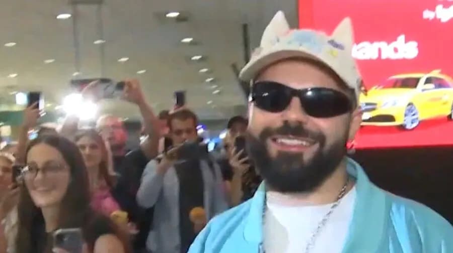 Ο Akylas επέστρεψε στην Αθήνα με δάκρυα και υποσχέσεις