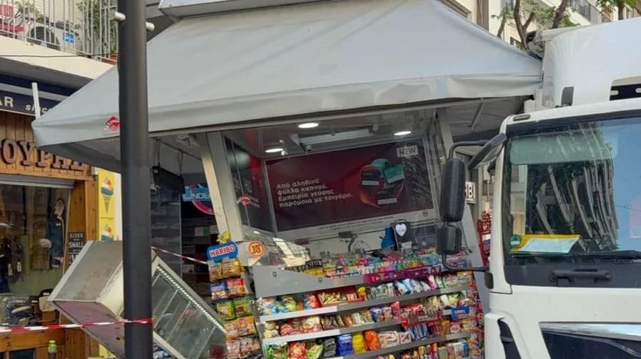 Φορτηγό έπεσε σε περίπτερο στη Θεσσαλονίκη