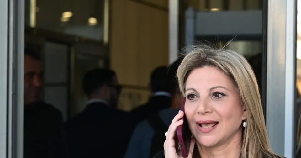 Η Καρυστιανού ανακοινώνει κόμμα — Αυγερινός στο πλευρό της