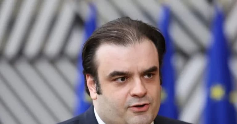 Ο Πιερρακάκης ανακοινώνει ενίσχυση 300 ευρώ και για χήρες