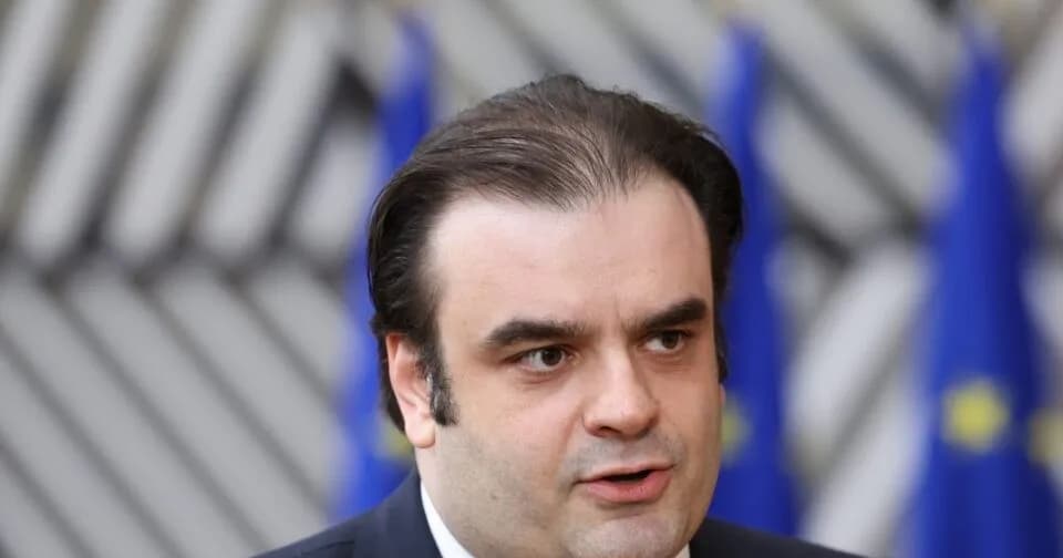 Ο Πιερρακάκης ανακοινώνει ενίσχυση 300 ευρώ και για χήρες