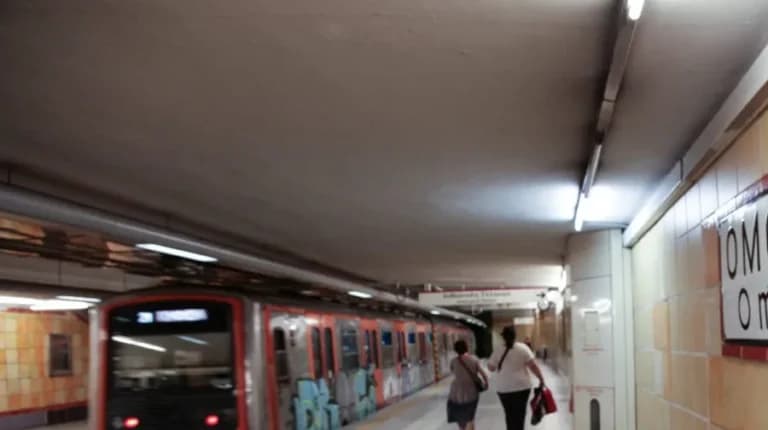 Άνδρας έπεσε στις ράγες στην Ομόνοια   Διακοπή ηλεκτρικού