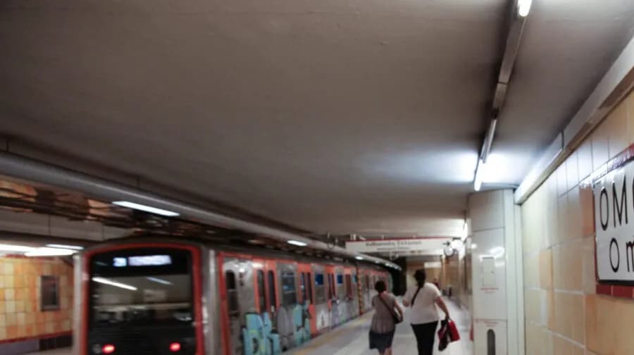 Άνδρας έπεσε στις ράγες στην Ομόνοια   Διακοπή ηλεκτρικού