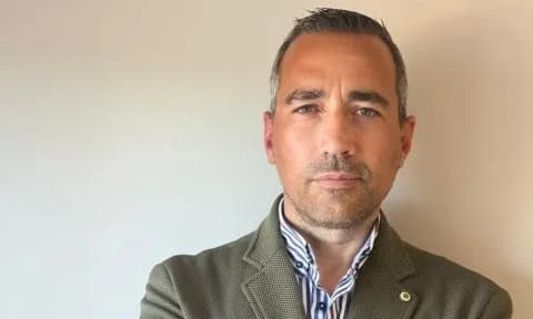 Ο Νυφούδης «καραγκιόζης» Τσίπρα — τώρα εκπρόσωπός του