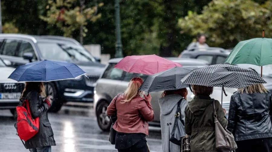Ξαφνική βροχή «αιφνιδίασε» την Αθήνα — Άστατος καιρός και αύριο
