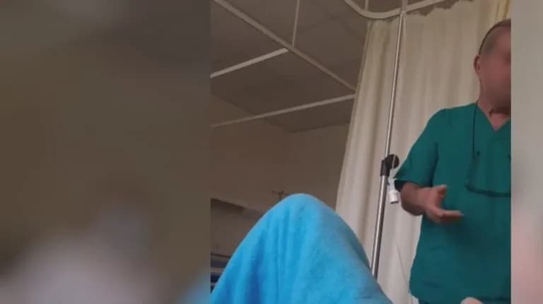 Ο γιατρός του βίντεο με το φακελάκι μιλά και αρνείται