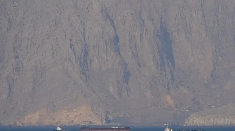 Το Ιράν απειλεί με παραβίαση εκεχειρίας στα Στενά του Ορμούζ