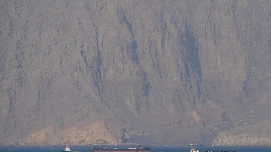 Το Ιράν απειλεί με παραβίαση εκεχειρίας στα Στενά του Ορμούζ