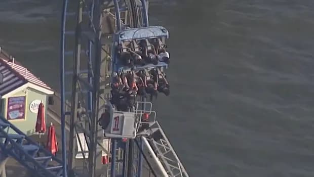 Τρόμος σε roller coaster στο Τέξας: 8 εγκλωβισμένοι