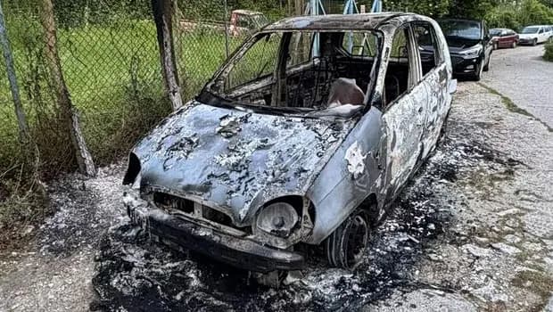 Έκαψαν το αυτοκίνητο πολίτη που καταγγέλλει κακοποίηση ζώων στη Λέσβο
